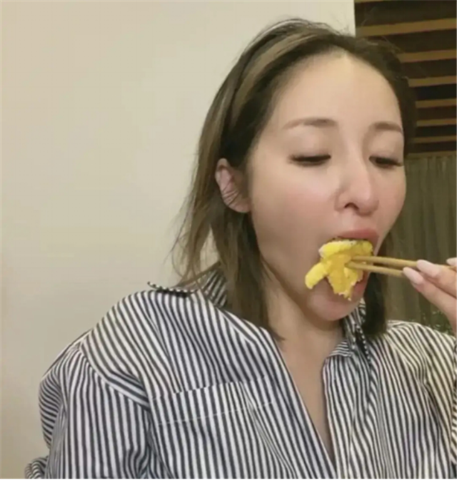 萧亚轩|萧亚轩再次直播，眼神游离且疲惫，精神气全无