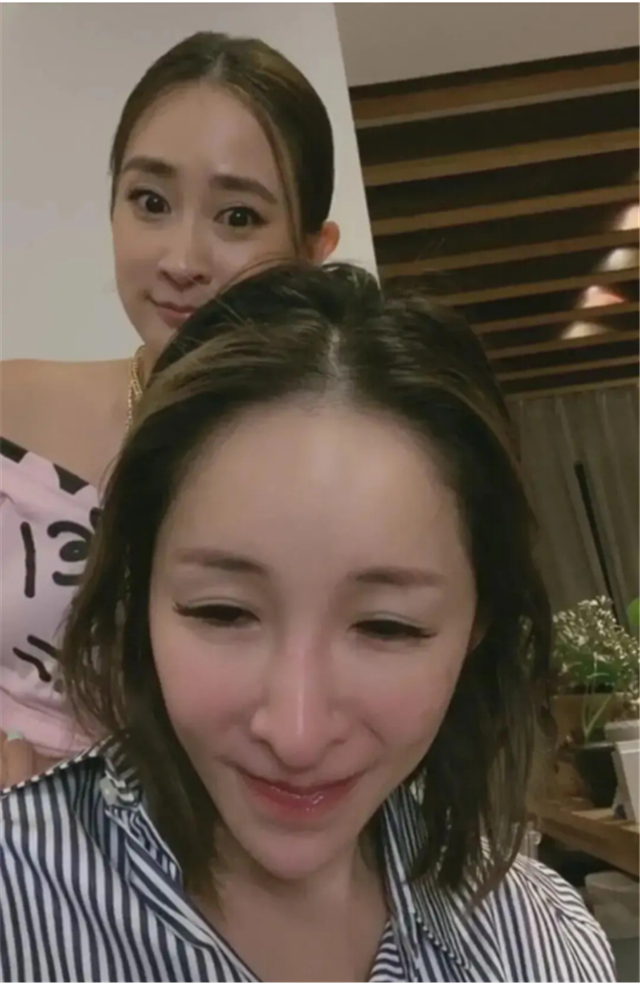 萧亚轩|萧亚轩再次直播，眼神游离且疲惫，精神气全无