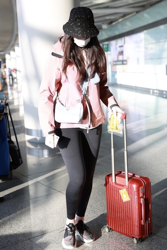 小清新惠若琪现身机场穿粉色外套背蓝色小包球迷好久不见