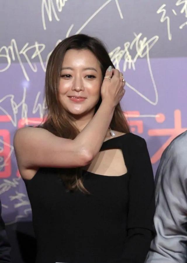 金喜善"阔太"气质没得挑,穿挖空礼裙晒身材,不胖不瘦更吸引人