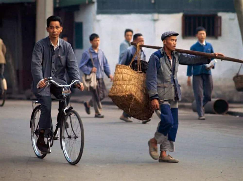 圖中的兩個小朋友在玩老鷹捉小雞的遊戲.圖為:穿