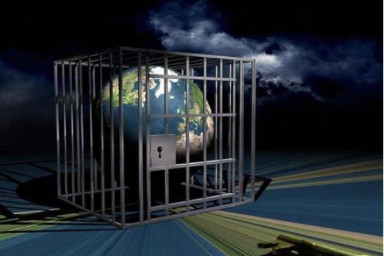 太空|地球已变样！太空中布满了垃圾，以2.8万公里的时速飞行