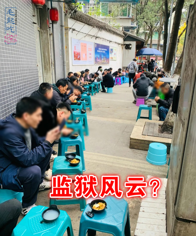 老成都的 标配 揭秘传说中的 板凳面 回锅肉面其实有点油 回锅肉 成都 面条