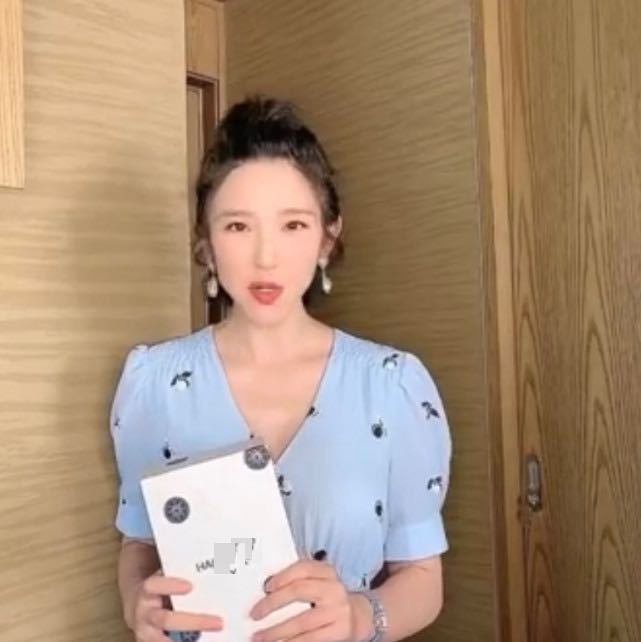 唐艺昕|唐艺昕产后首次素颜示人，却被吐槽变模样没辨识度，撞脸童瑶