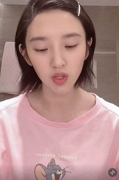 唐艺昕|唐艺昕产后首次素颜示人，却被吐槽变模样没辨识度，撞脸童瑶