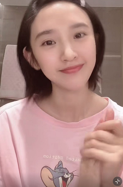 唐艺昕|唐艺昕产后首次素颜示人，却被吐槽变模样没辨识度，撞脸童瑶