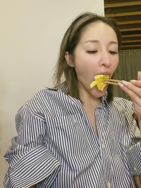 萧亚轩|萧亚轩凌晨直播一脸疲惫，眼神恍惚情绪起伏大，精神状态再引担忧