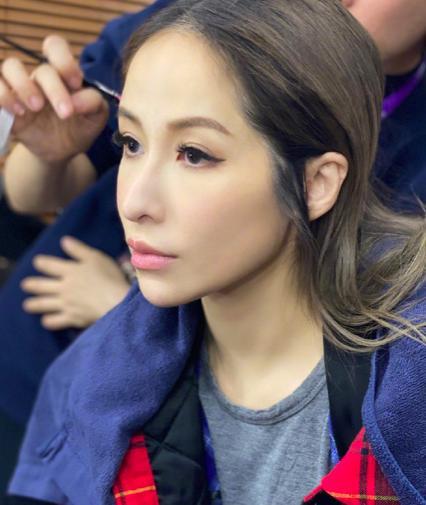 萧亚轩|萧亚轩凌晨直播一脸疲惫，眼神恍惚情绪起伏大，精神状态再引担忧