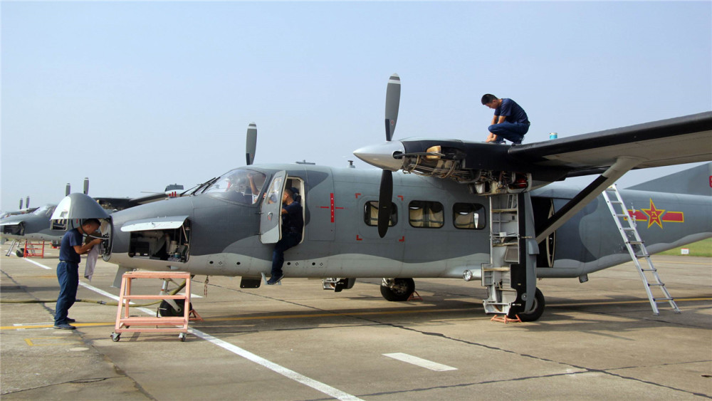 运-12f时间域飞机首飞,造型怪异,头顶两个长"犄角",满身天线