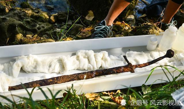 波斯尼亚|波斯尼亚的河底石头上，插有一把宝剑，如何形成的至今是未解之谜
