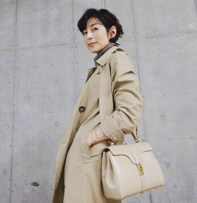 54岁"赤名莉香"近照,皮肤松弛略显老,但甜美笑容30年未变