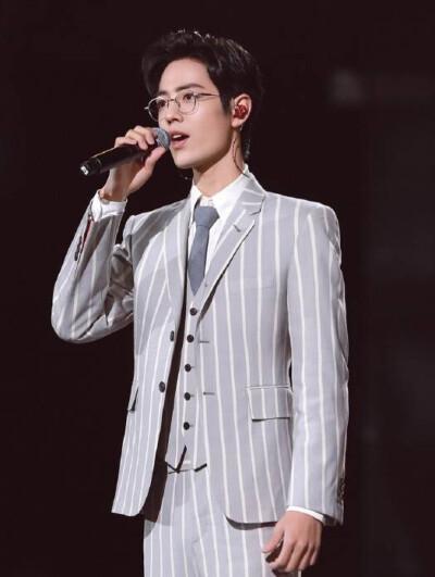 肖战|恭喜肖战，取得历史性的成就，粉丝突破2700万，未来可期！