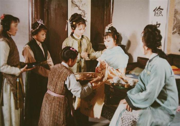 王熙凤|王熙凤生病后，王夫人立马调整荣国府管理层，背后蕴藏玄机