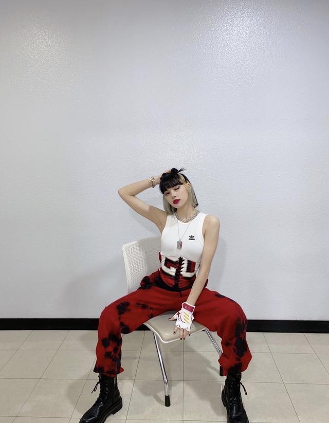 lisa的身材太傲人穿背心配工装裤冲击力很强发型也是亮点