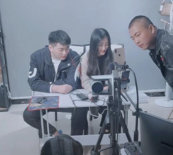 朱之文|大衣哥儿媳妇陈亚男正式组建直播团队！这个阵势看了好夸张