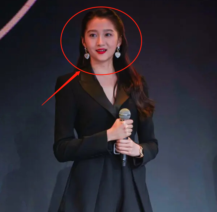 关晓彤|关晓彤重返母校参加校庆，失去了瘦腿特效后，这腿我没眼花吧？