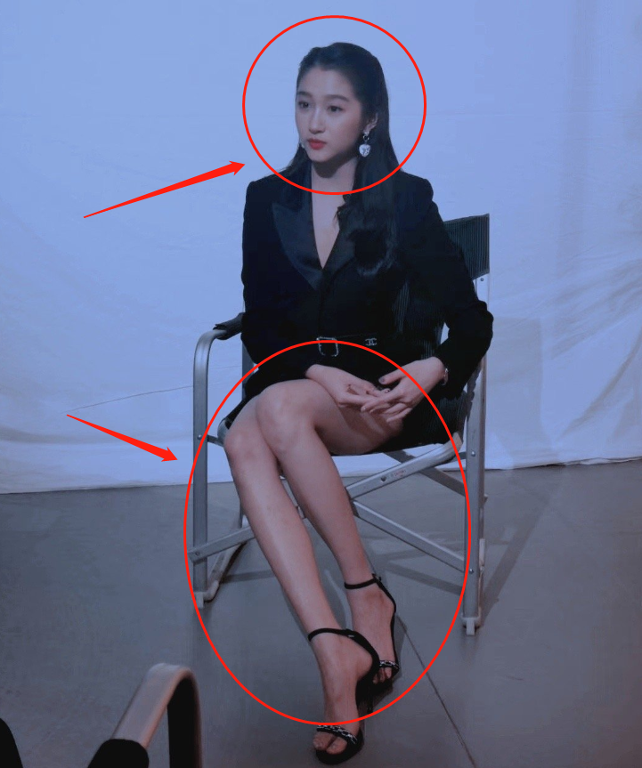 关晓彤|关晓彤重返母校参加校庆，失去了瘦腿特效后，这腿我没眼花吧？