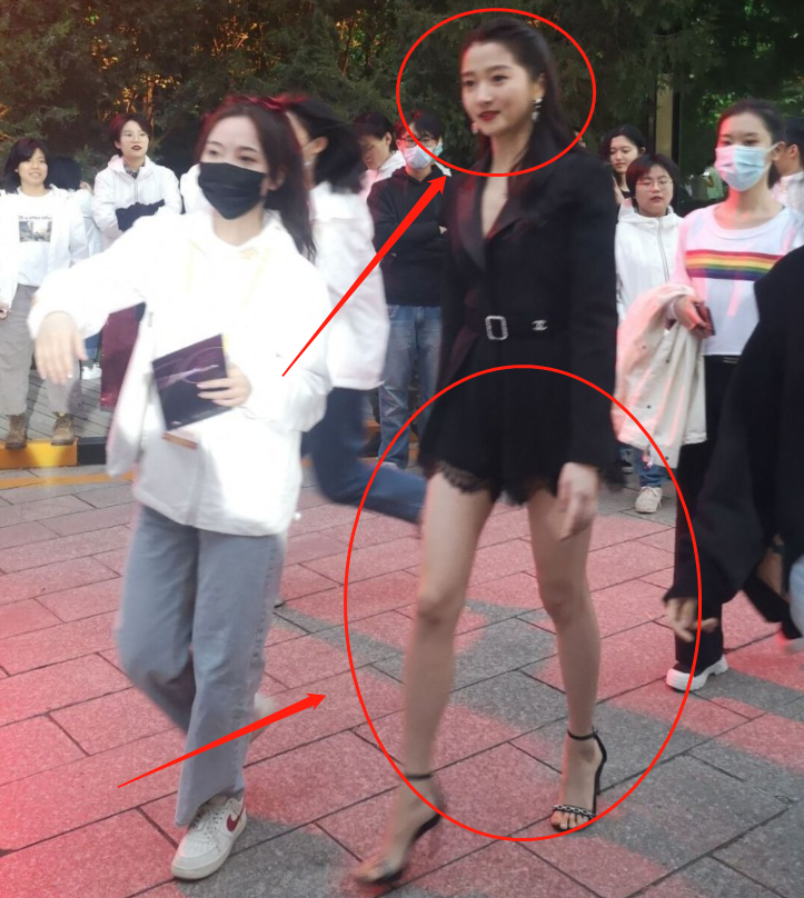 关晓彤|关晓彤重返母校参加校庆，失去了瘦腿特效后，这腿我没眼花吧？