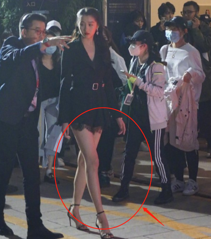 关晓彤|关晓彤重返母校参加校庆，失去了瘦腿特效后，这腿我没眼花吧？