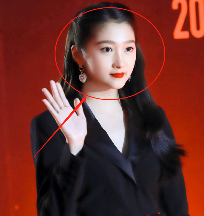 关晓彤|关晓彤重返母校参加校庆，失去了瘦腿特效后，这腿我没眼花吧？