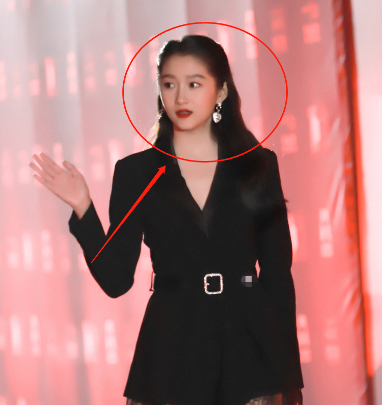 关晓彤|关晓彤重返母校参加校庆，失去了瘦腿特效后，这腿我没眼花吧？