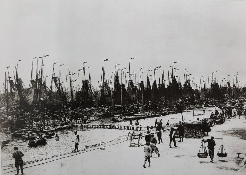 8公里,从东至西分布着上海船厂,杨树浦水厂,新怡和纱厂,上海鱼市场