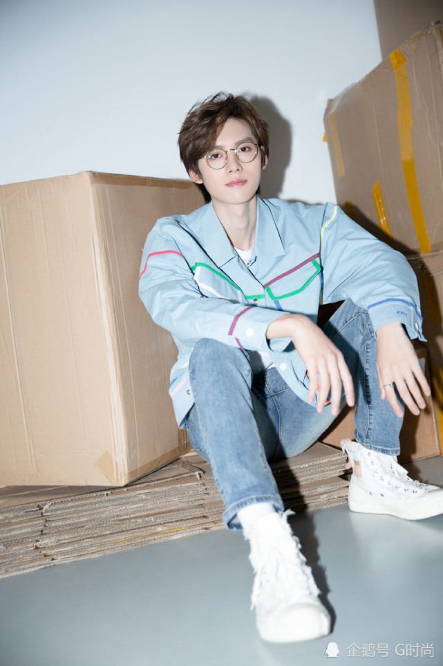 邓超元身穿浅蓝色休闲外套搭配牛仔裤简约随性不失时髦