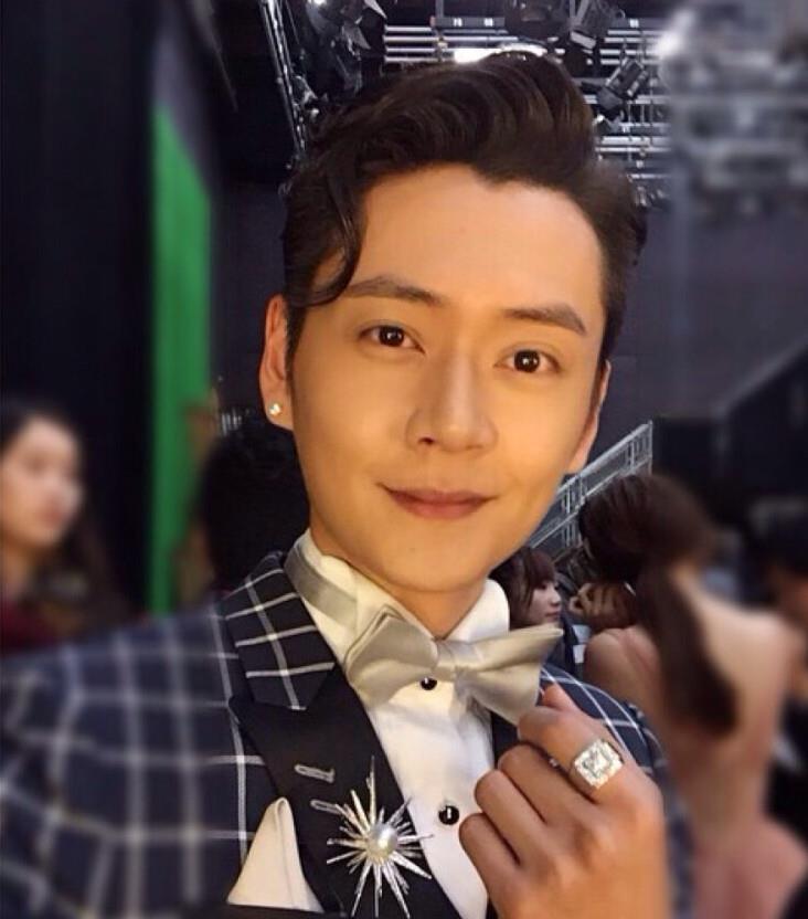 其实庞浩洋的扮演者是港星张振朗.1987年出生的张振朗是2012年入