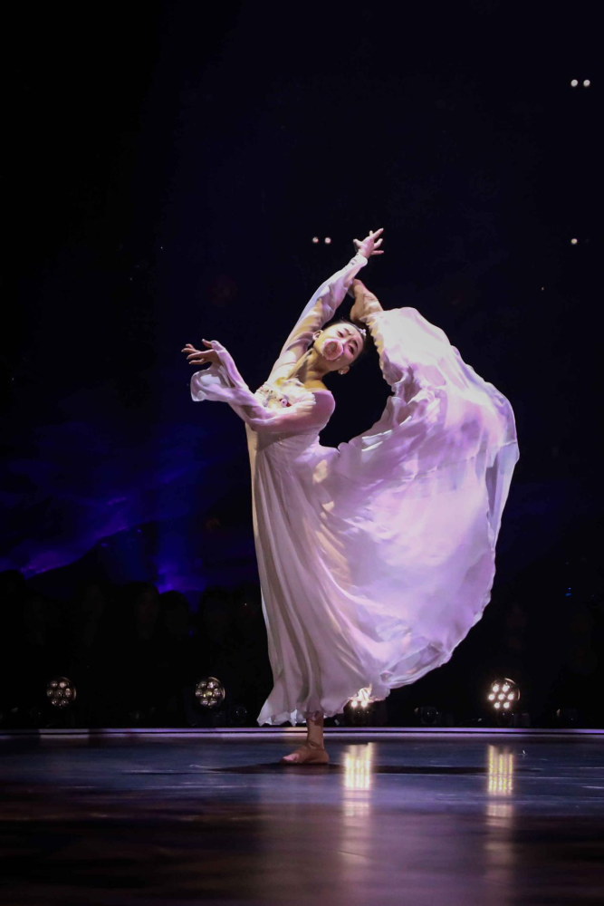 "新锐现代舞当打之辈"陈添用舞蹈和自己对话,用肢体表述自己在矛盾中