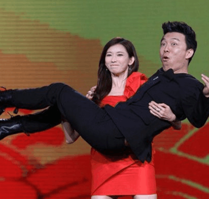 女明星的公主抱,刘诗诗力量大,奚梦瑶轻松,看到热巴:性别搞错了!