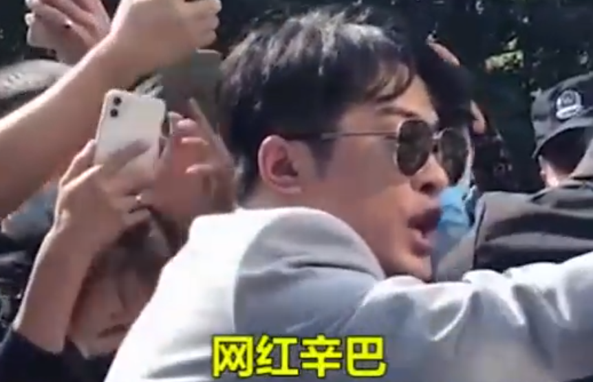 辛巴|辛巴怒斥保安有点“仗势欺人”，网友纷纷斥责其太嚣张