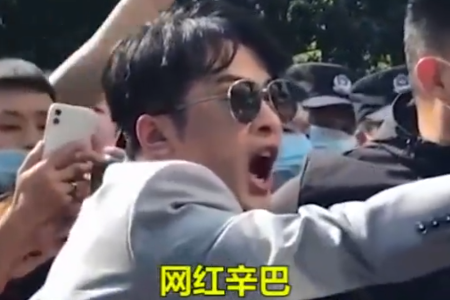 辛巴|辛巴怒斥保安有点“仗势欺人”，网友纷纷斥责其太嚣张