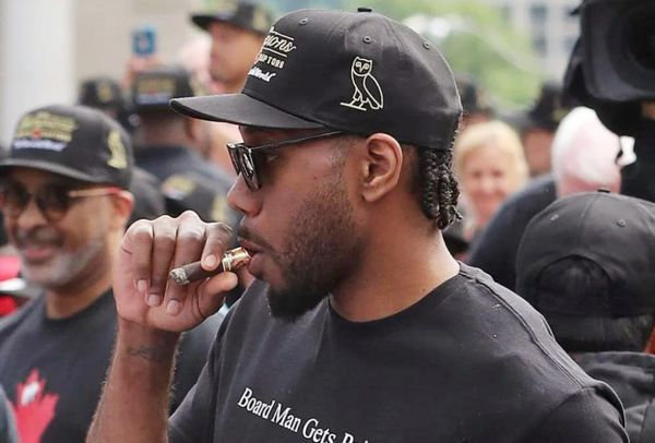 伦纳德最实诚波什的雪茄照拍摄地点是在夜店,如果大家仔细看就能发现