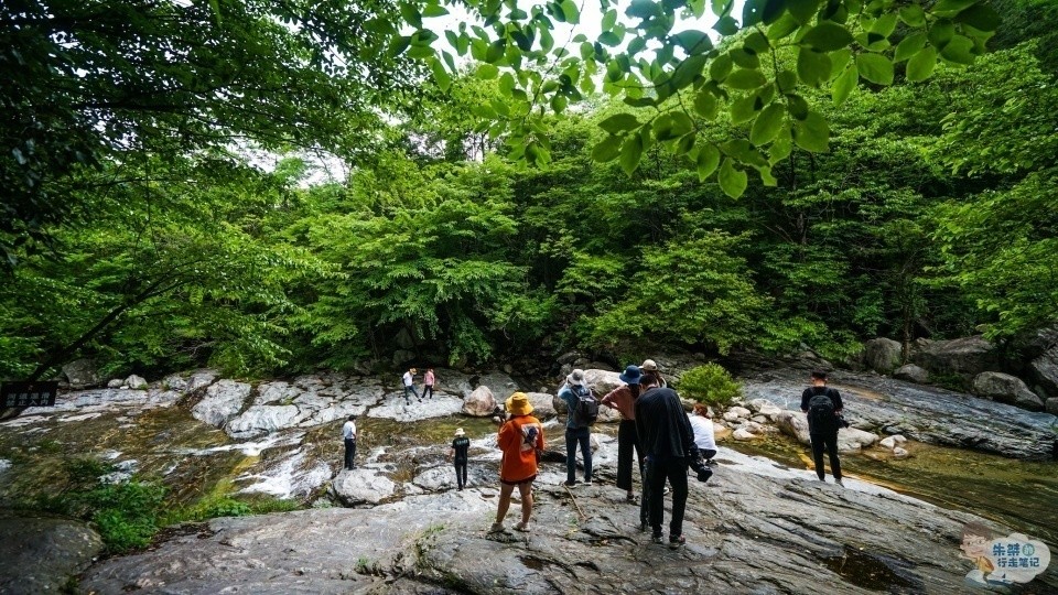 横跨安徽、湖北、河南三省的大别山，绵