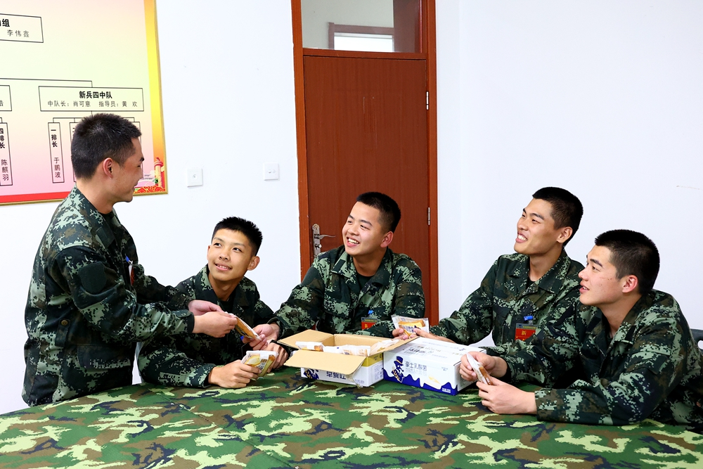 理发|第一份津贴到账，新兵们怎么花？