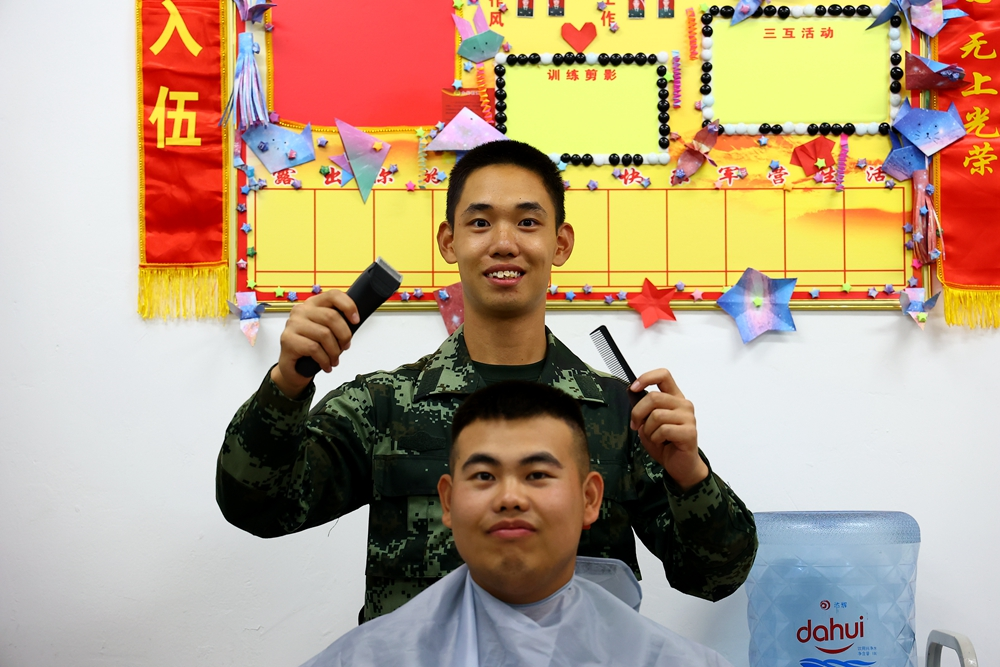 理发|第一份津贴到账，新兵们怎么花？