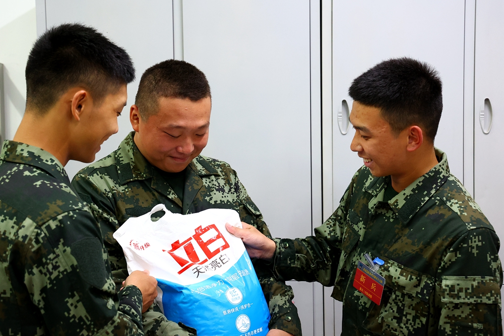 理发|第一份津贴到账，新兵们怎么花？