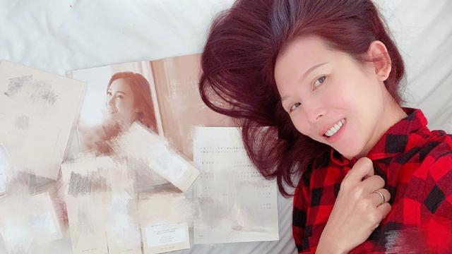 蔡少芬|47岁蔡少芬晒素颜自拍，怼脸皮肤仍白皙细腻，嘴唇干裂起皮太抢镜