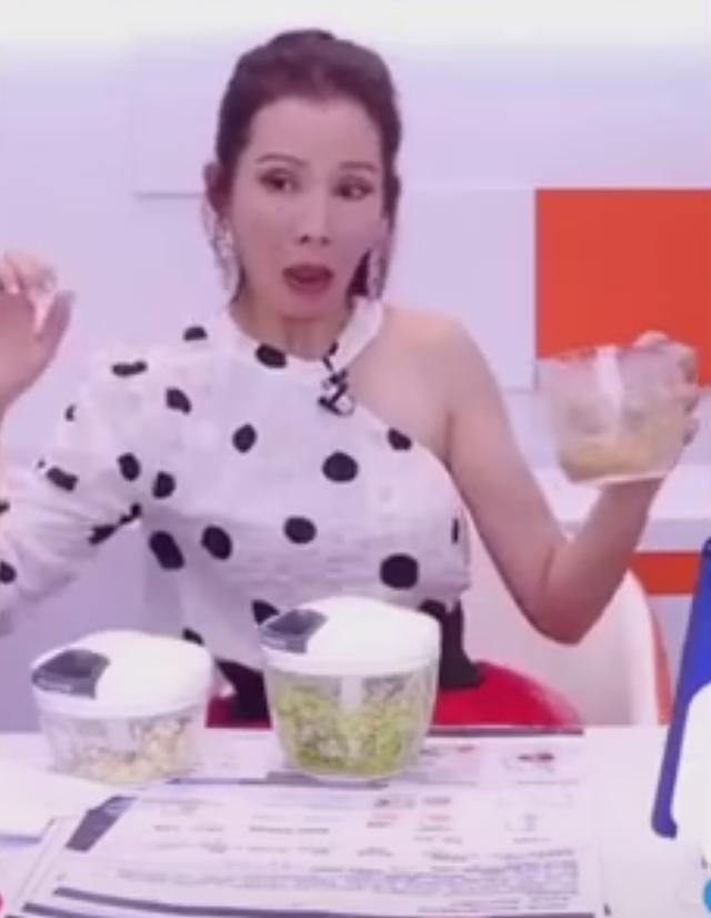 蔡少芬|47岁蔡少芬晒素颜自拍，怼脸皮肤仍白皙细腻，嘴唇干裂起皮太抢镜