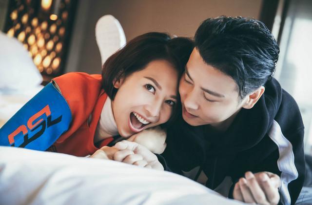 蔡少芬|47岁蔡少芬晒素颜自拍，怼脸皮肤仍白皙细腻，嘴唇干裂起皮太抢镜