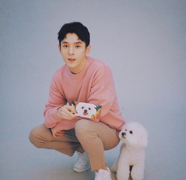 蔡少芬|47岁蔡少芬晒素颜自拍，怼脸皮肤仍白皙细腻，嘴唇干裂起皮太抢镜