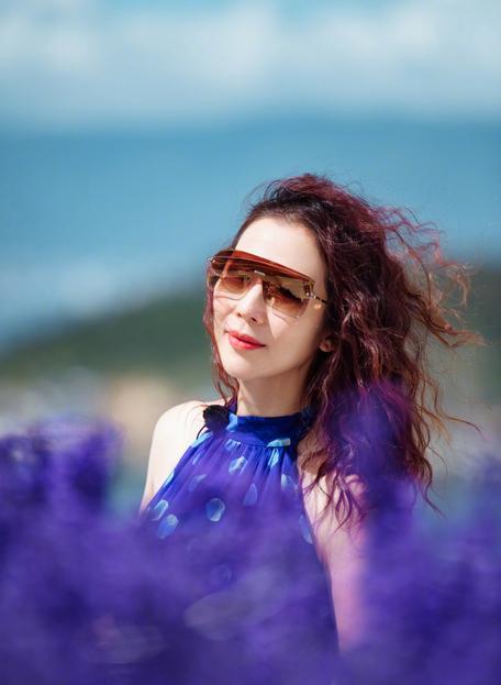 蔡少芬|47岁蔡少芬晒素颜自拍，怼脸皮肤仍白皙细腻，嘴唇干裂起皮太抢镜