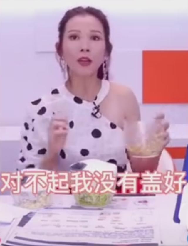 蔡少芬|47岁蔡少芬晒素颜自拍，怼脸皮肤仍白皙细腻，嘴唇干裂起皮太抢镜