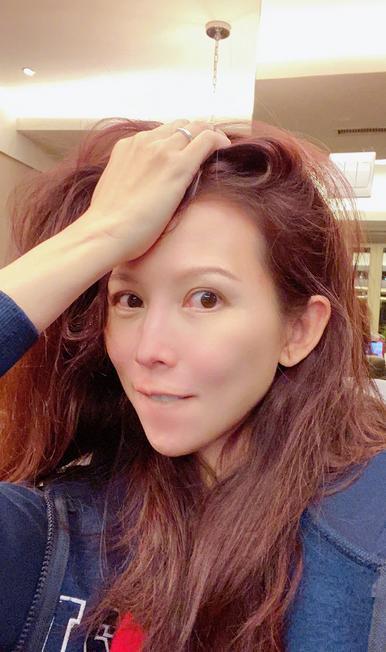 蔡少芬|47岁蔡少芬晒素颜自拍，怼脸皮肤仍白皙细腻，嘴唇干裂起皮太抢镜