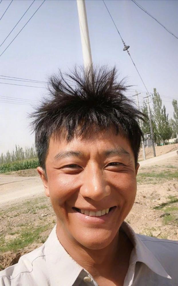 陈赫黄轩隔空呼喊,晒可以看到毛孔的高清素颜照,陈赫:你的造型,我输了