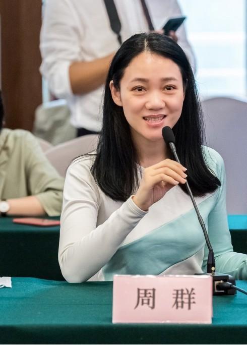 47岁 周群 真低调 穿绿色针织衫好温柔 素颜显老但皮肤挺嫩 腾讯新闻