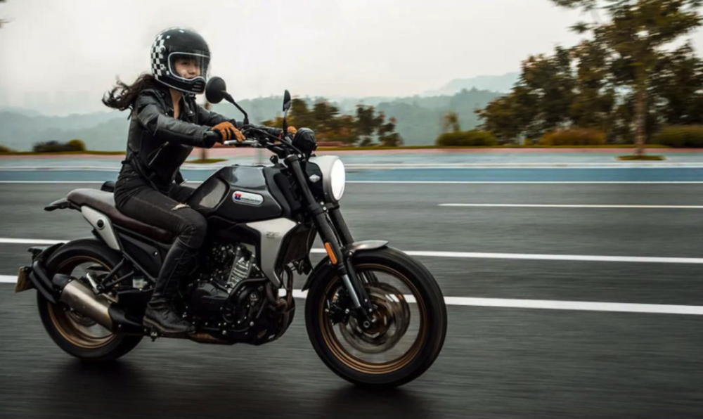 凯越400f参数配置结合凯越500f复古最入门级的版本32800元的售价来看