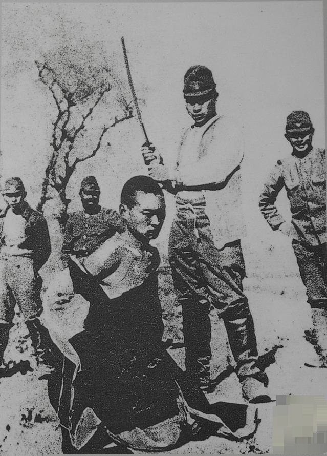 老照片再现侵华日军暴行:图1女子被迫跪在地上!