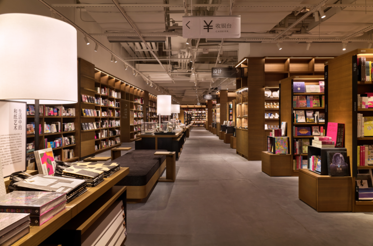 代官山茑屋书店|连店员都宛如一本“活书籍”，全球最美书店茑屋书店杭州开业！