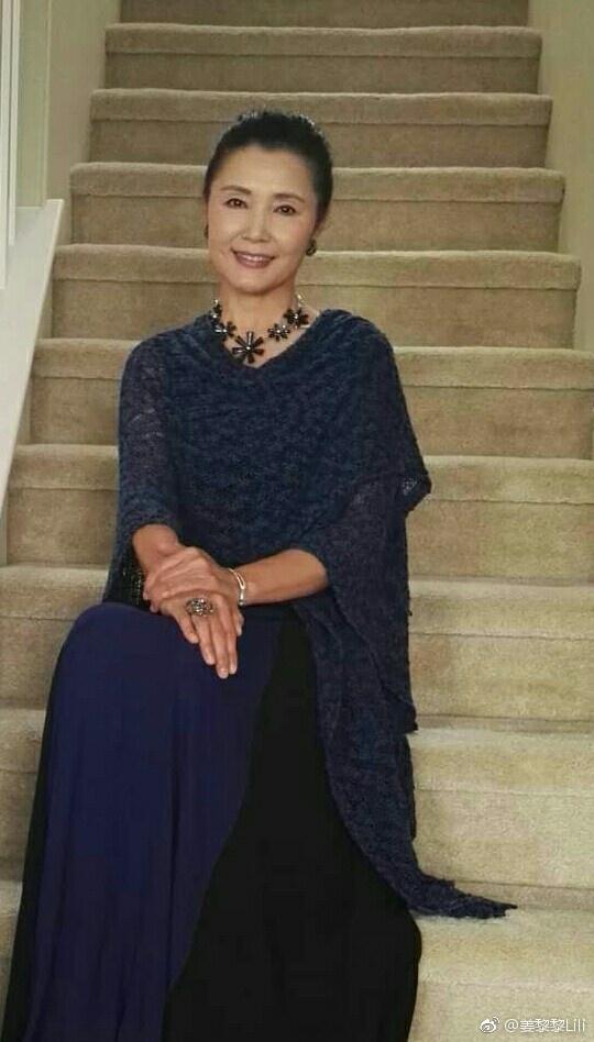 65岁姜黎黎老了比潘虹还优雅,印花开衫搭丝巾高贵端庄,照穿美